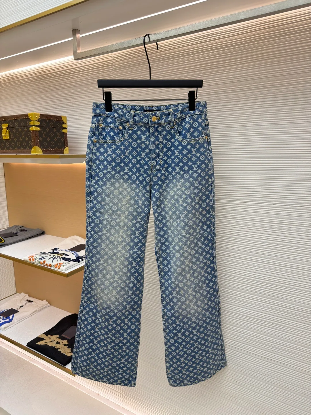 LOUIS VUITTON full-print flare jeans ●Original version: Purchased and developed for 19100 ●Item number: 1681925-B45 ●Fabric: denim fabric ●Technology: washed production ●Version: fitted version ●Weight: about 625 grams ●Size: 28-30-32-34-36 ●Description: Customized blue shadow encrypted cotton classic pattern denim, as moist as cotton, comfortable and skin-friendly, indigo elegance With a retro charm and modern fashion sense, the iconic Monogram pattern is laid out on it. Every part tells the glorious history and fashion heritage of Louis Vuitton, and its leisurely flared silhouette is the soul of these pants. It exudes a sense of high-end from the inside out. It is a stunning piece in the fashion feast. The overall wiring is straight and delicate, the fabric is comfortable and soft, and the color is consistent without color difference. It can be matched with the same style to create a fashionable look and control various occasions. Customized accessories, complete with three standards, same style for men and women!